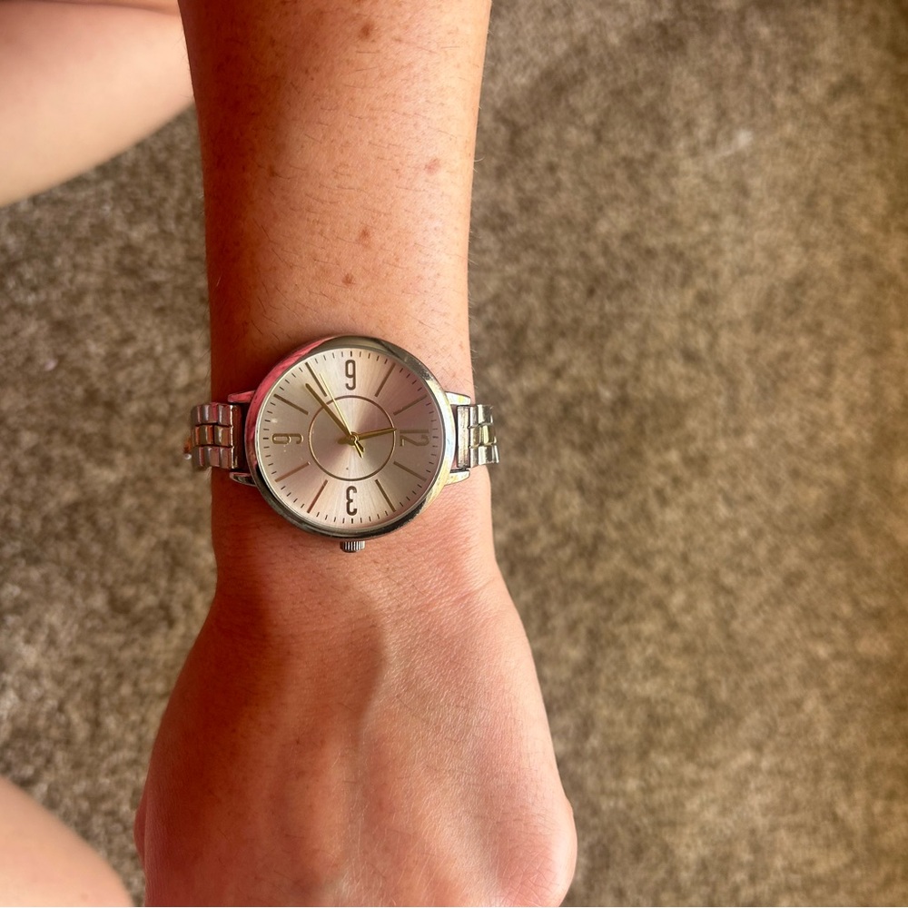 Stylish Silver Smartwatch - Picture 2 of 5